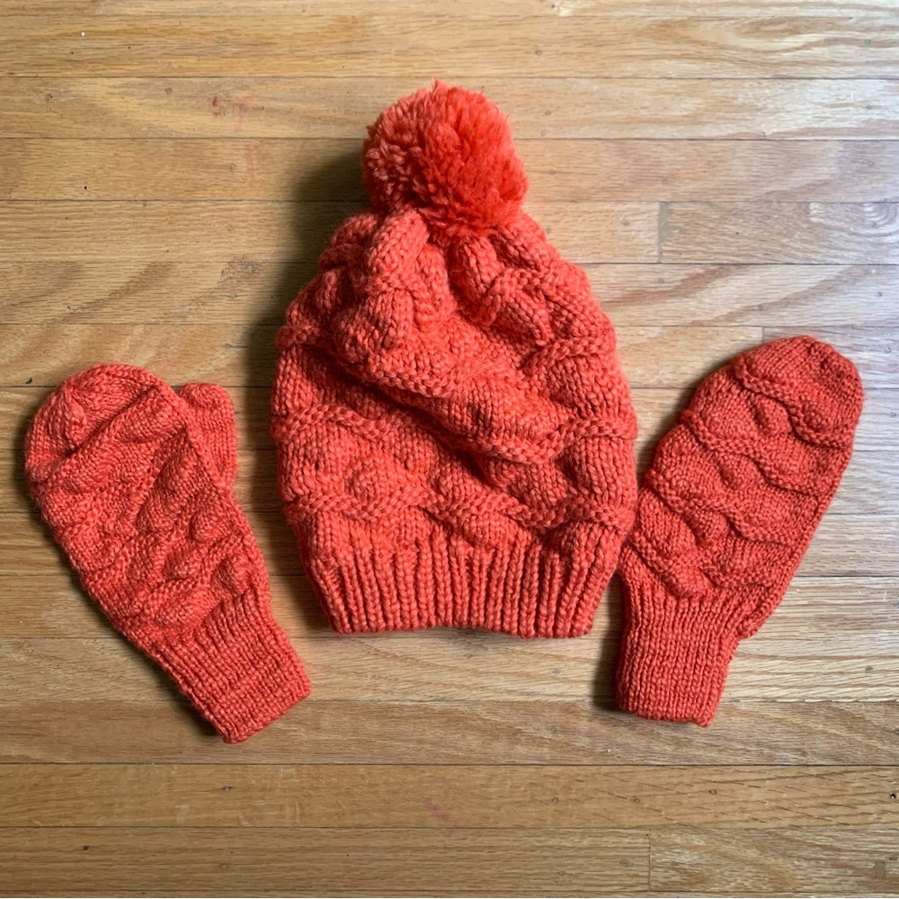 NWOT Women’s orange knit winter hat and mittens set